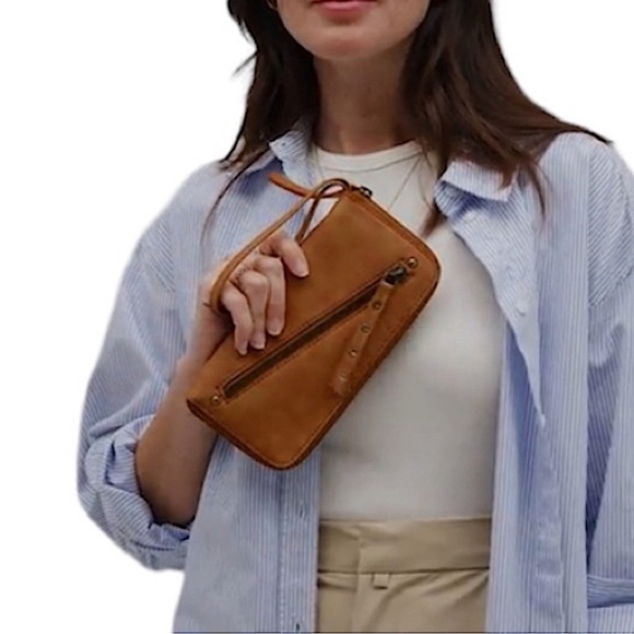 🆕 Free People | Distressed Vegan Wallet / Wristlet in Brown Vegan Leather - Picture 8 of 9